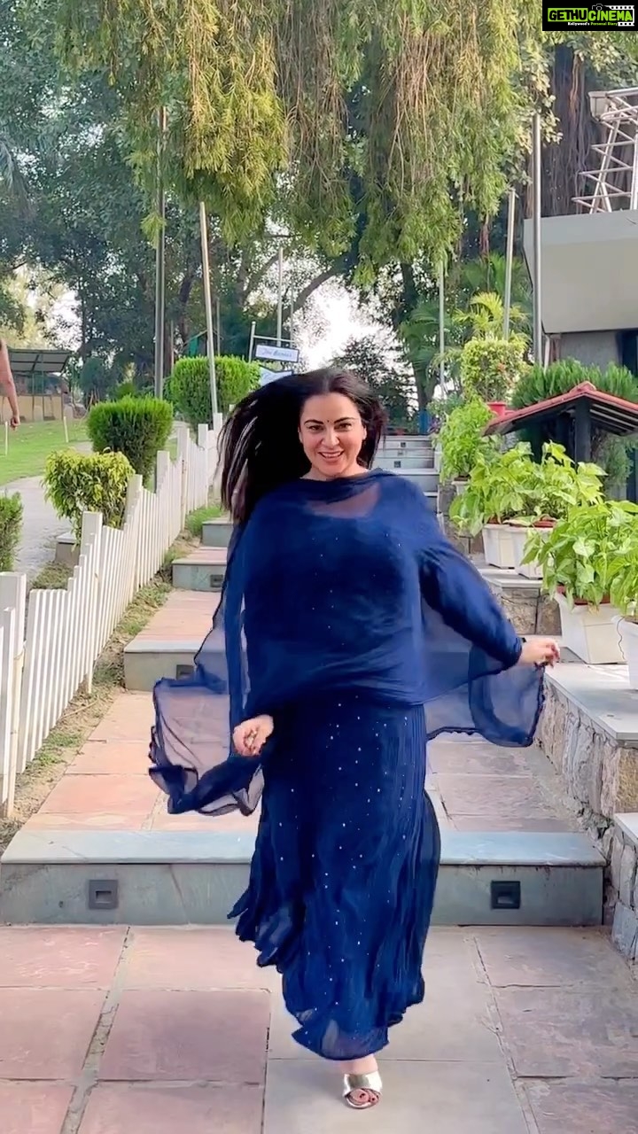 Shraddha Arya Instagram - Grooving to the tunes of #DDLJ since grade 5th … #GolfCourseDelhi #HappyBirthdayKingKhan