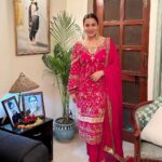 Shraddha Arya Instagram – Appreciation post for what I wore this Diwali… Thank You, @gudoos9 .. for maintaining originality, grace and tradition in your work. Loved this Magenta piece .. added so much to my First Diwali as Mrs. ❤️ #PunjabiSuit #FestiveWear #ZariWork
@gudoos9 😘