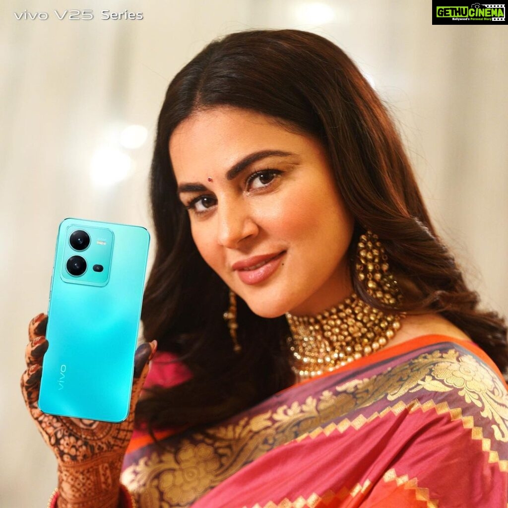 Shraddha Arya Instagram - The new #vivoV25Series is the touch of Delight you need to embrace the Magic of Festivities. Avail exciting offers this festive season. Head over to @vivo_india to know more. #vivoBigJoyDiwali