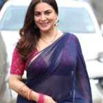 Shraddha Arya Instagram – Positive vibes only! 💖
#NariInASaree #Bluesaree #Shraddhaarya 
📸: @pappu.gupta.549