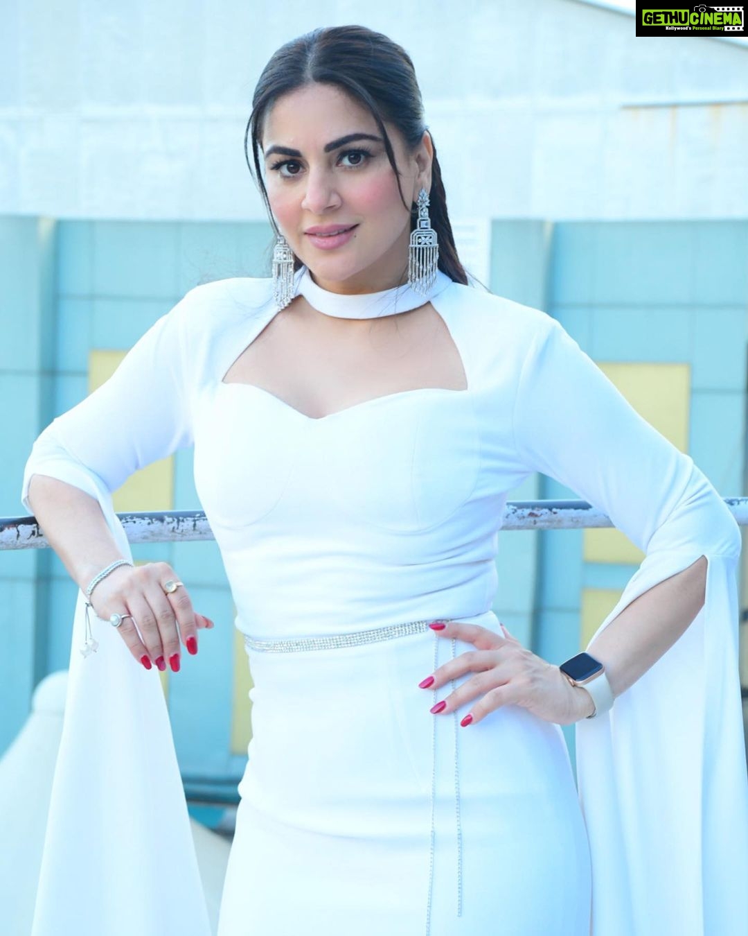 Shraddha Arya Instagram - ‘Cuz… white Not! ;) #kB #FavoriteColor #whiteGown #NudeMakeUp 📸: @surbhistudiophotography