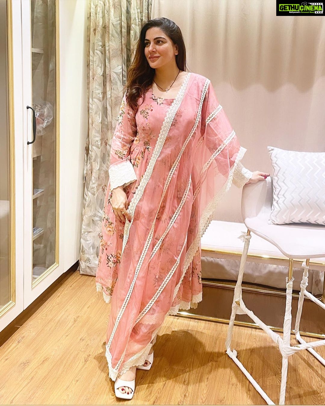 Shraddha Arya Instagram - 🌸 @labelkanupriya @sonyashaikh