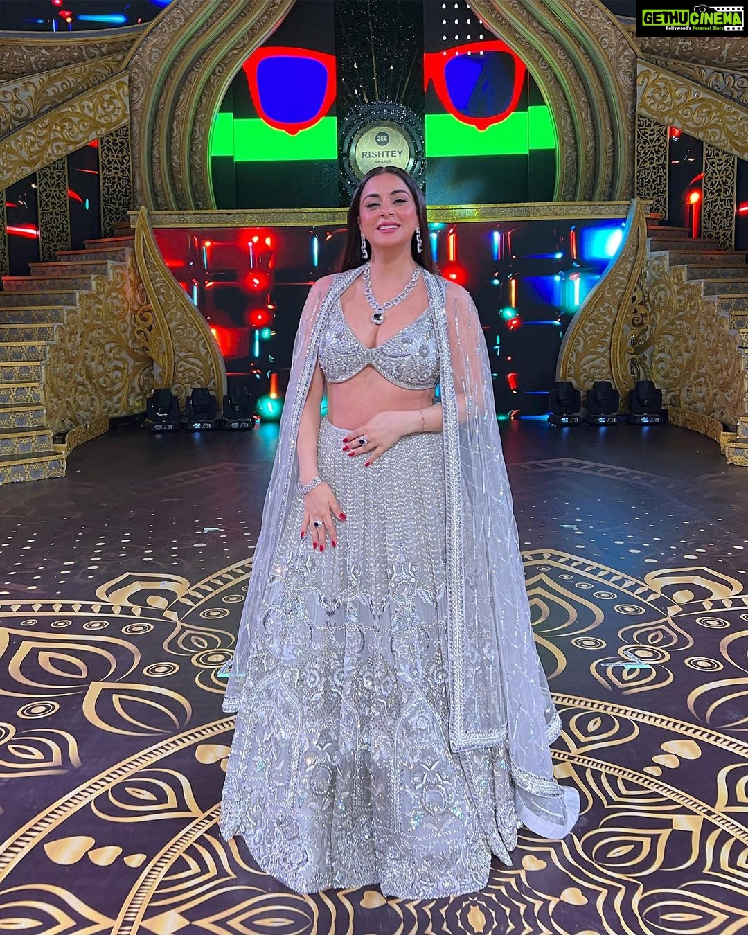 Shraddha Arya Instagram - For Zee Rishtey Awards Last Night! ❤️ @zeetv Styling:- @nehaadhvikmahajan Outfit:- @rajgharana.rg Jewelery:- @adan_creation_ Makeup: @afreen_makeupartist Hair: @hairtrendzbysmieta Manager : @knackfortalent