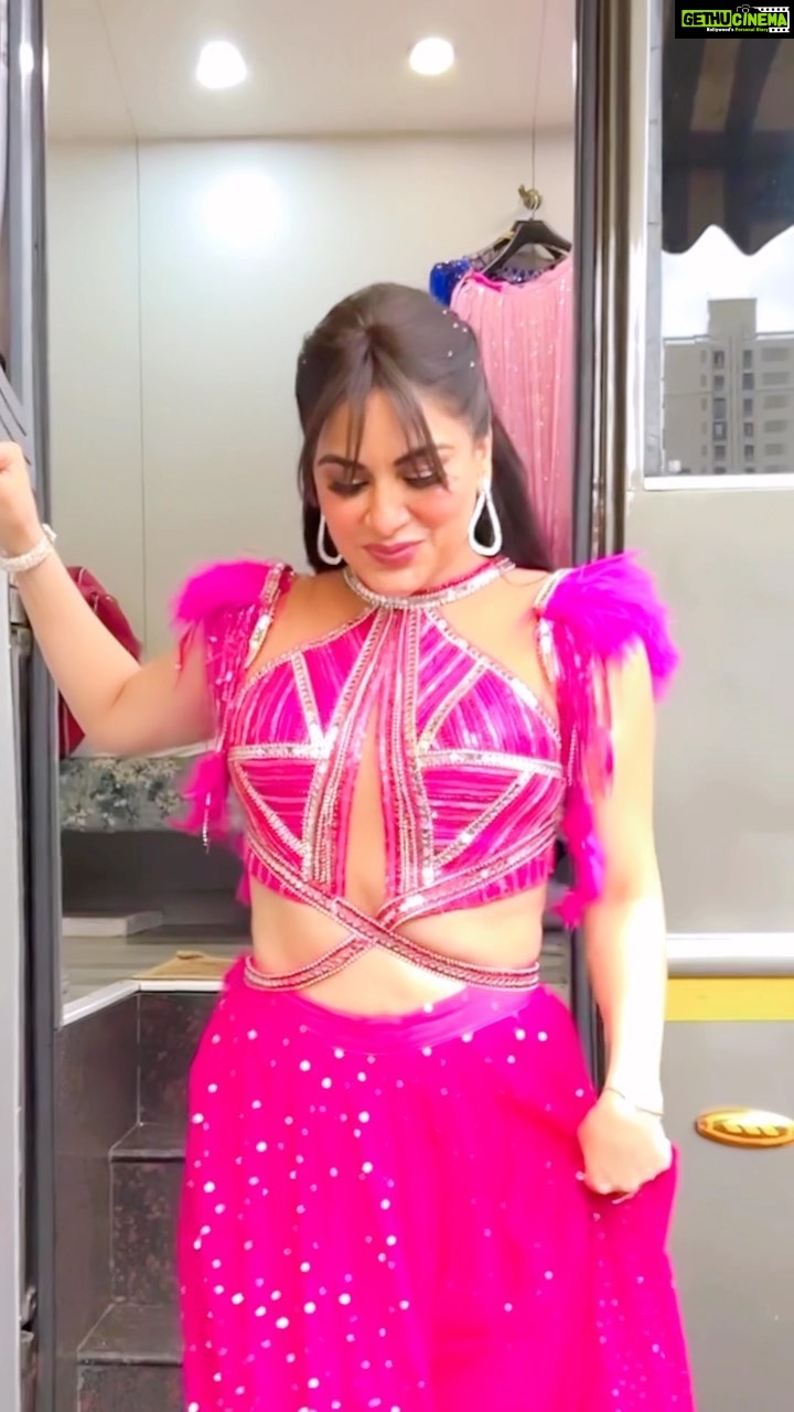 Shraddha Arya Instagram - #transitionReels #ZRA #VanityAffair @afreen_makeupartist @harshalds @hairtrendzbysmieta