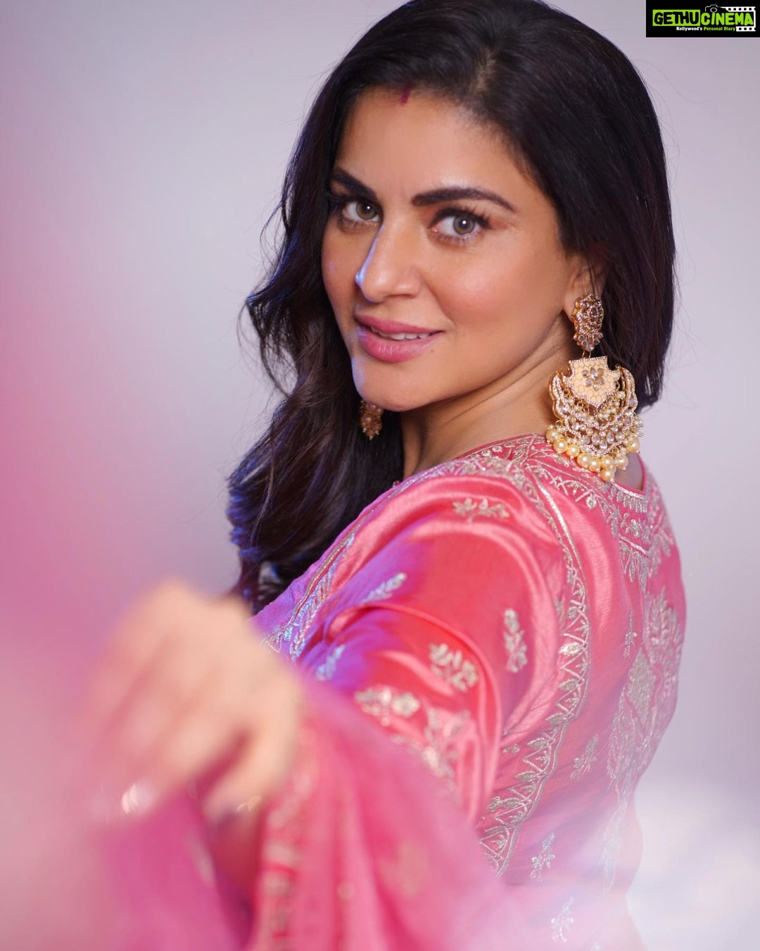 Shraddha Arya Instagram - 🌸 Wearing: @gopivaiddesigns Jewelry: @aquamarine_jewellery Photography: @abhay_r_kirti Managed by: @knackfortalent