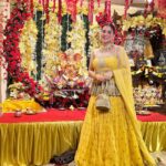 Shraddha Arya Instagram - Merged in the Festive Colors!! #GanpatiBappaMorya Styling : @nehaadhvikmahajan Outfit : @neerusindia Jewelry: @adan_creation_ Potli: @kmundhe4442