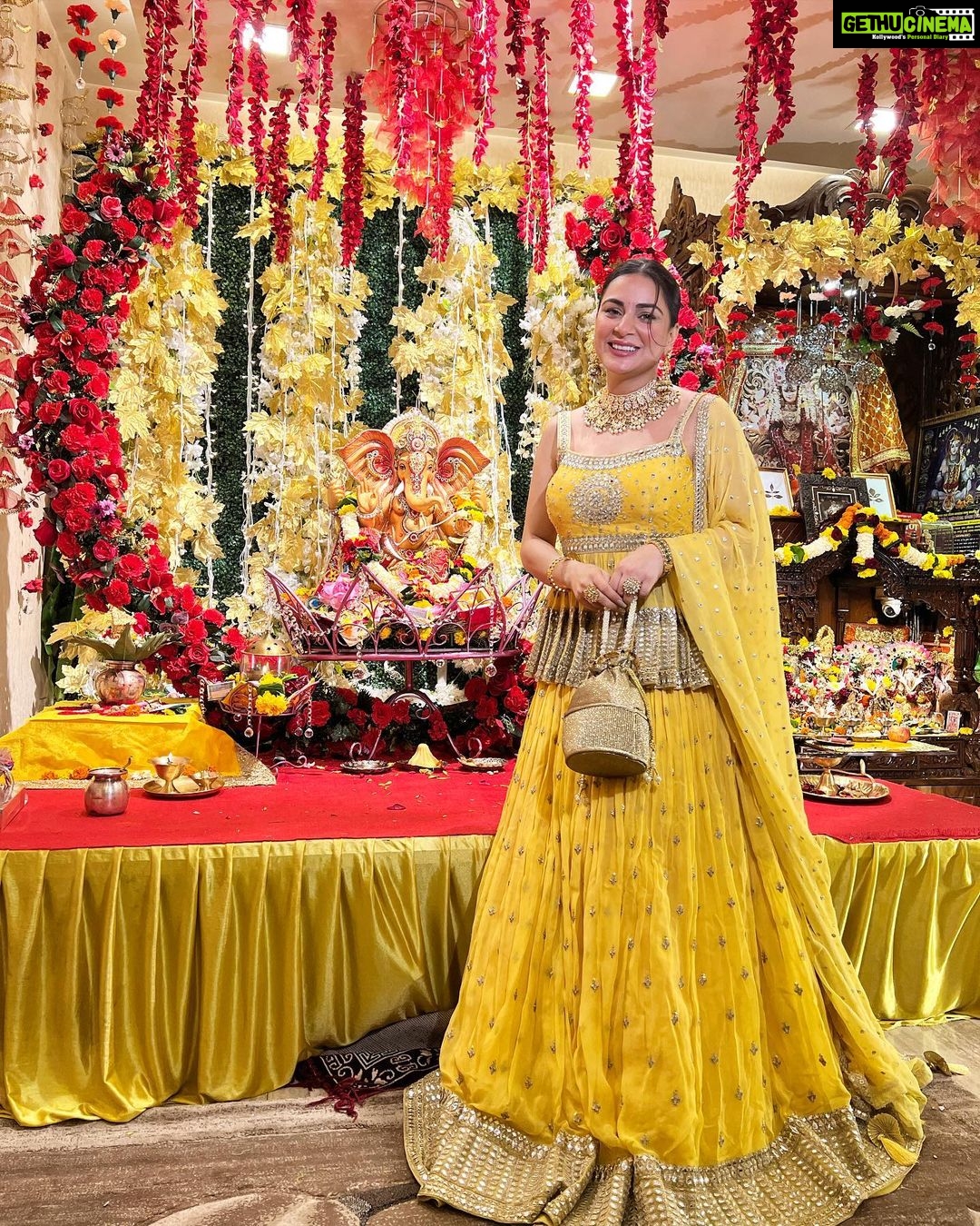 Shraddha Arya Instagram - Merged in the Festive Colors!! #GanpatiBappaMorya Styling : @nehaadhvikmahajan Outfit : @neerusindia Jewelry: @adan_creation_ Potli: @kmundhe4442