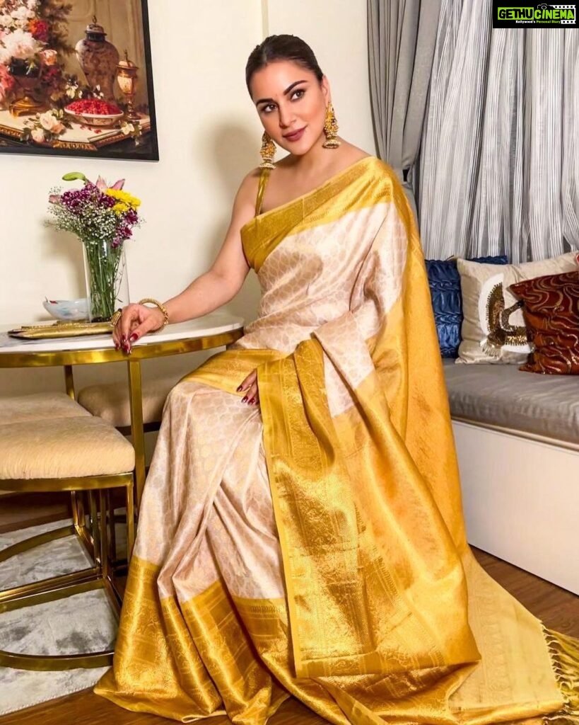 Shraddha Arya Instagram - Gold & Beautiful! 💛 Styled By :- @nehaadhvikmahajan 🥻Saree :- @kankatala_ 💍Jewellery:- @aquamarine_jewellery