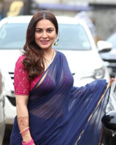 Shraddha Arya Instagram - Positive vibes only! 💖 #NariInASaree #Bluesaree #Shraddhaarya 📸: @pappu.gupta.549