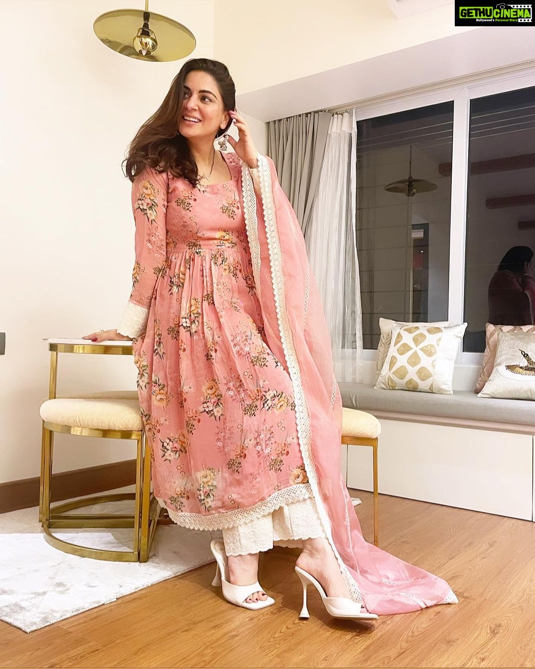 Shraddha Arya Instagram - 🌸 @labelkanupriya @sonyashaikh