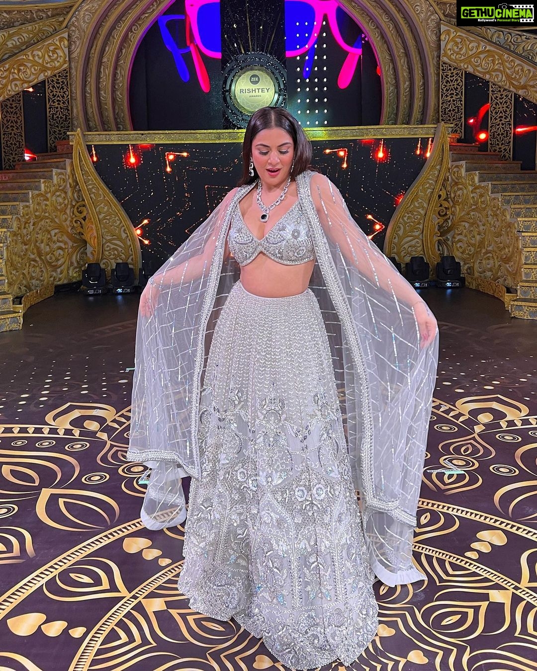 Shraddha Arya Instagram - For Zee Rishtey Awards Last Night! ❤️ @zeetv Styling:- @nehaadhvikmahajan Outfit:- @rajgharana.rg Jewelery:- @adan_creation_ Makeup: @afreen_makeupartist Hair: @hairtrendzbysmieta Manager : @knackfortalent