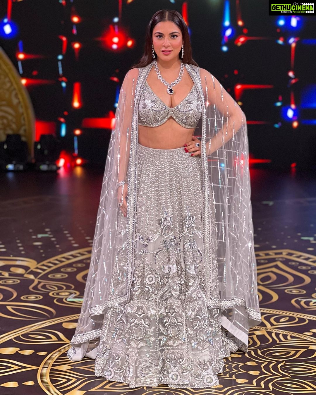 Shraddha Arya Instagram - For Zee Rishtey Awards Last Night! ❤️ @zeetv Styling:- @nehaadhvikmahajan Outfit:- @rajgharana.rg Jewelery:- @adan_creation_ Makeup: @afreen_makeupartist Hair: @hairtrendzbysmieta Manager : @knackfortalent