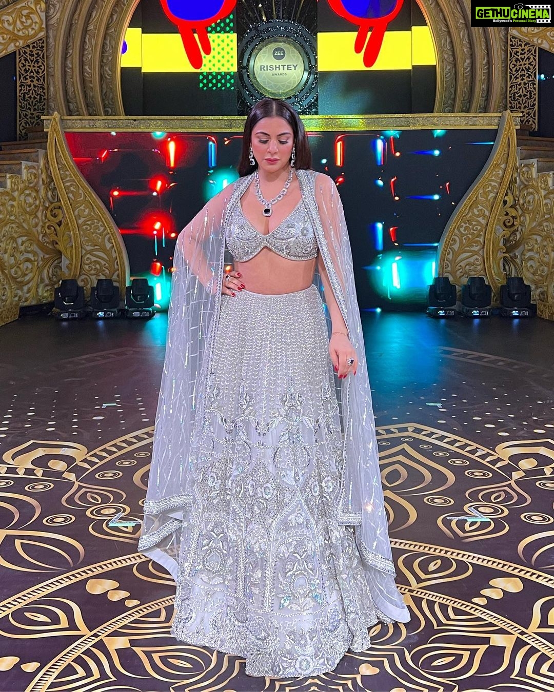 Shraddha Arya Instagram - For Zee Rishtey Awards Last Night! ❤️ @zeetv Styling:- @nehaadhvikmahajan Outfit:- @rajgharana.rg Jewelery:- @adan_creation_ Makeup: @afreen_makeupartist Hair: @hairtrendzbysmieta Manager : @knackfortalent