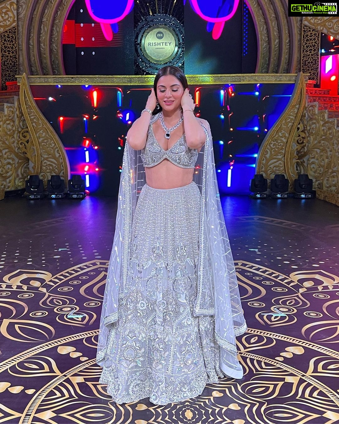 Shraddha Arya Instagram - For Zee Rishtey Awards Last Night! ❤️ @zeetv Styling:- @nehaadhvikmahajan Outfit:- @rajgharana.rg Jewelery:- @adan_creation_ Makeup: @afreen_makeupartist Hair: @hairtrendzbysmieta Manager : @knackfortalent