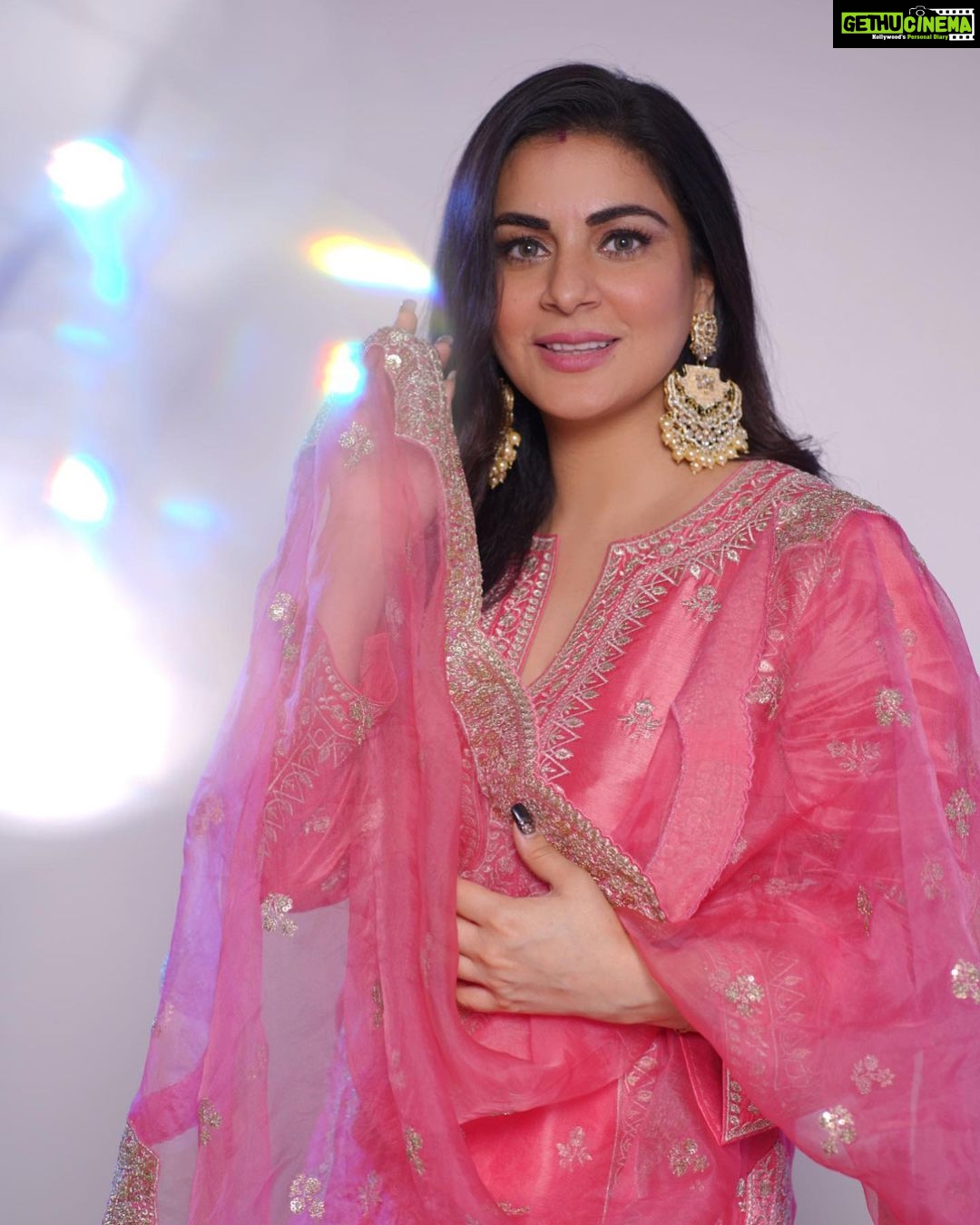 Shraddha Arya Instagram - 🌸 Wearing: @gopivaiddesigns Jewelry: @aquamarine_jewellery Photography: @abhay_r_kirti Managed by: @knackfortalent