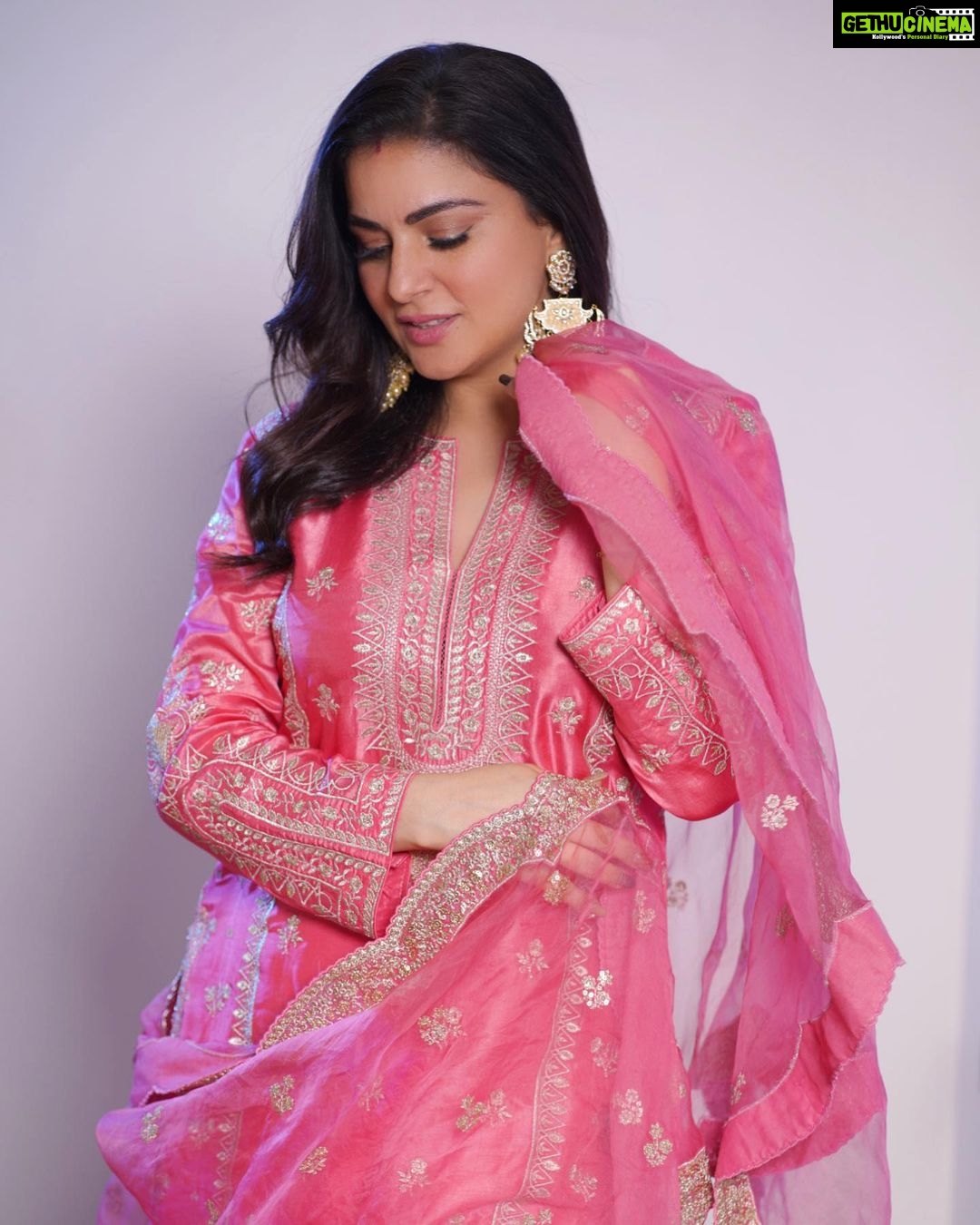 Shraddha Arya Instagram - 🌸 Wearing: @gopivaiddesigns Jewelry: @aquamarine_jewellery Photography: @abhay_r_kirti Managed by: @knackfortalent
