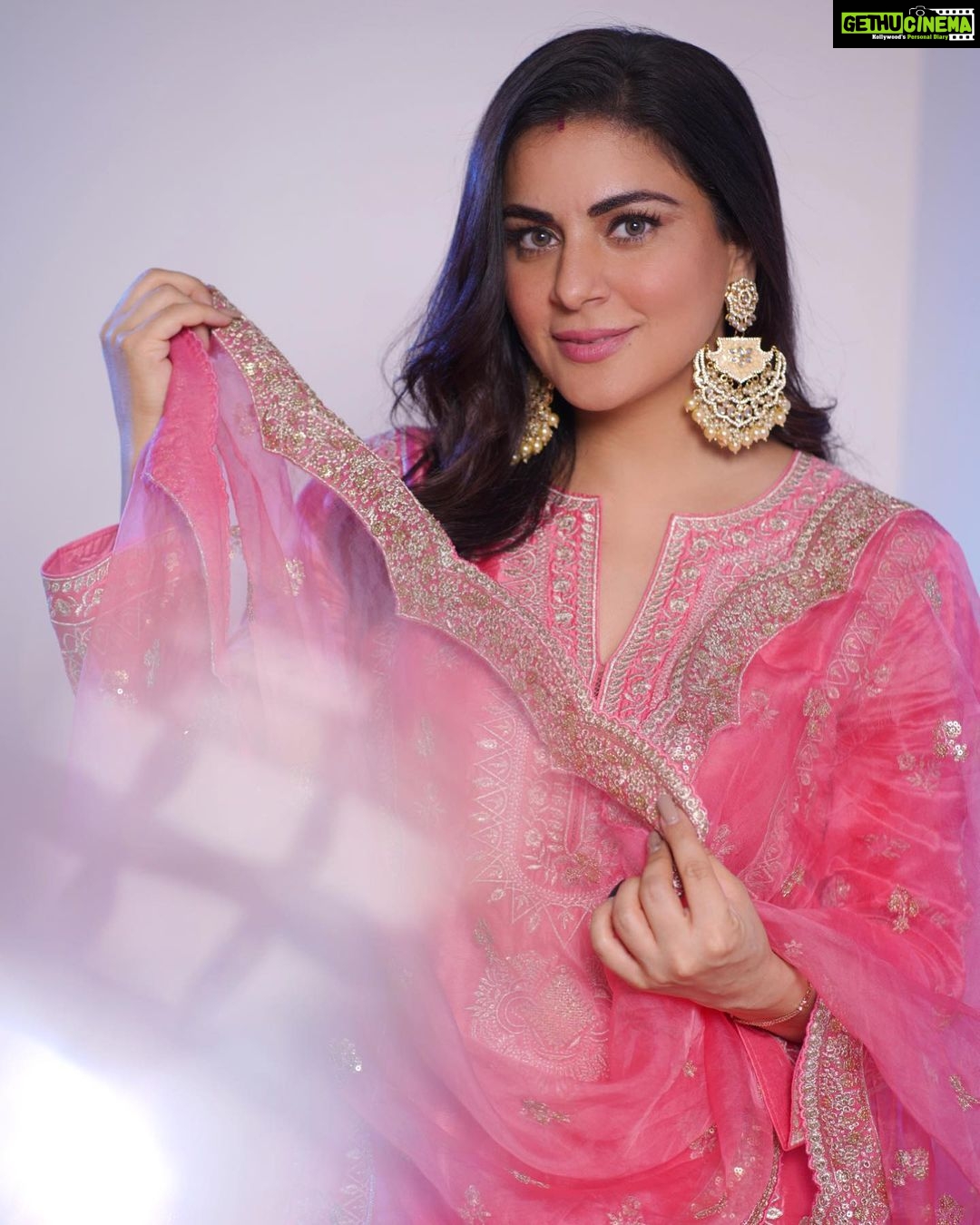 Shraddha Arya Instagram - 🌸 Wearing: @gopivaiddesigns Jewelry: @aquamarine_jewellery Photography: @abhay_r_kirti Managed by: @knackfortalent