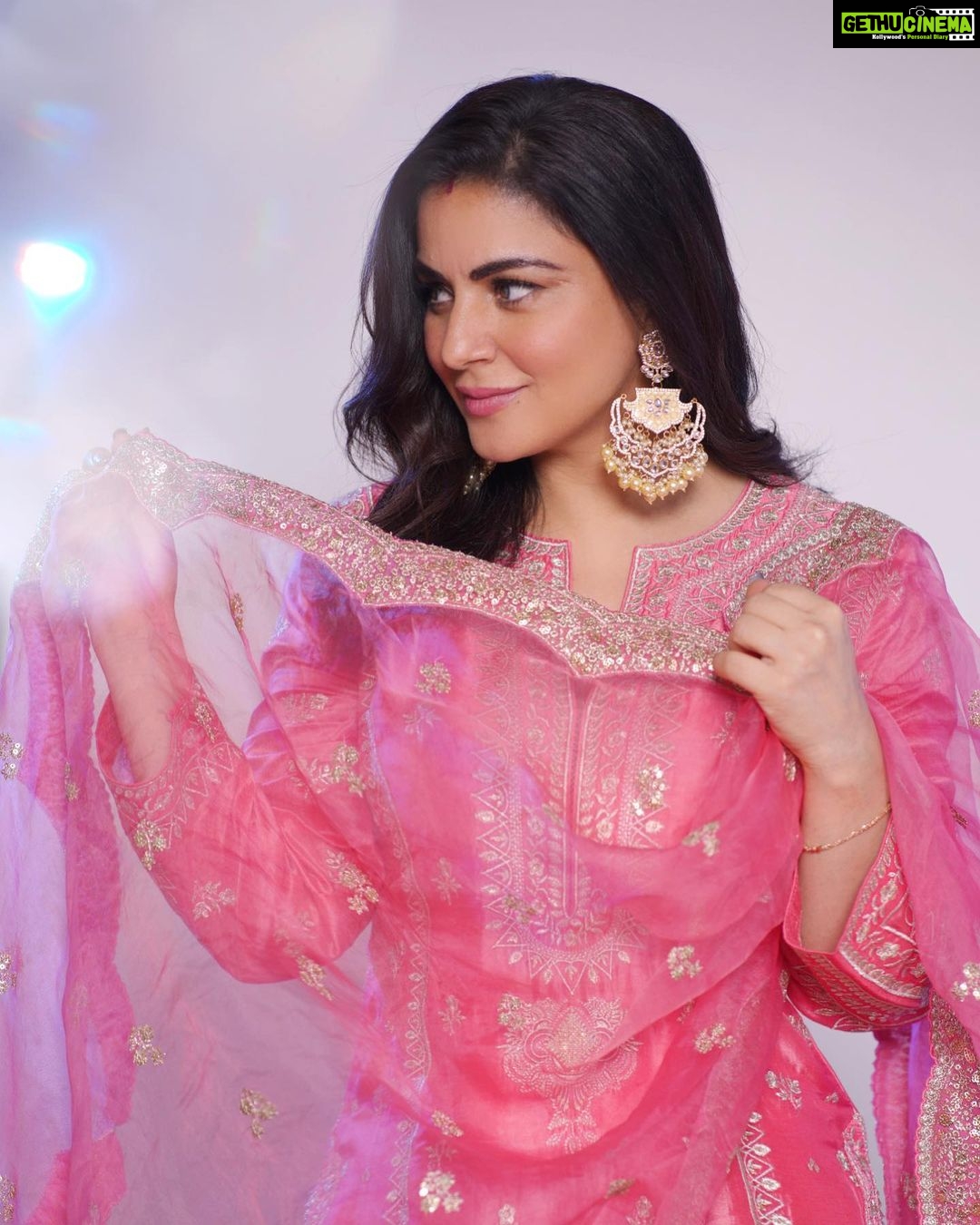 Shraddha Arya Instagram - 🌸 Wearing: @gopivaiddesigns Jewelry: @aquamarine_jewellery Photography: @abhay_r_kirti Managed by: @knackfortalent