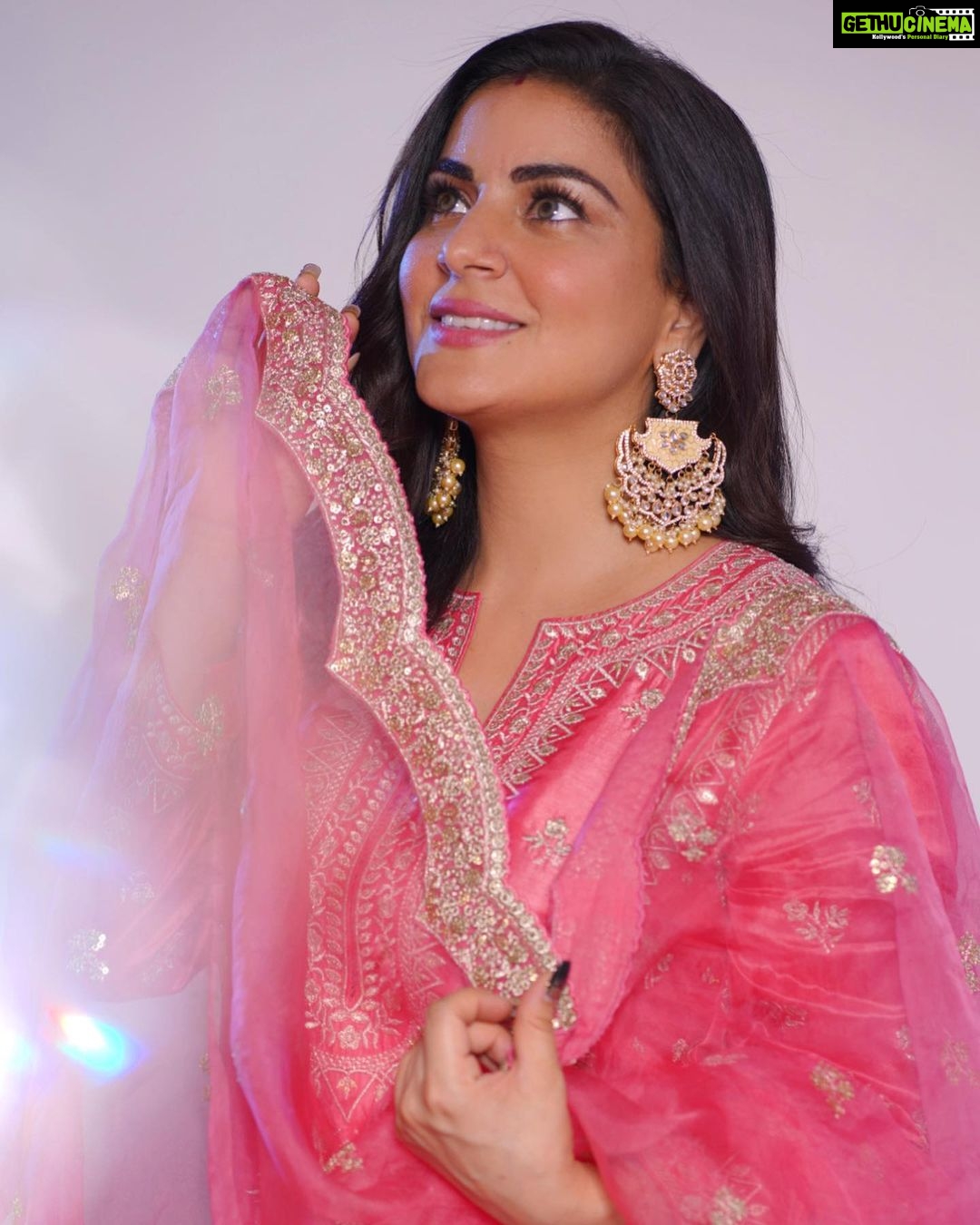 Shraddha Arya Instagram - 🌸 Wearing: @gopivaiddesigns Jewelry: @aquamarine_jewellery Photography: @abhay_r_kirti Managed by: @knackfortalent