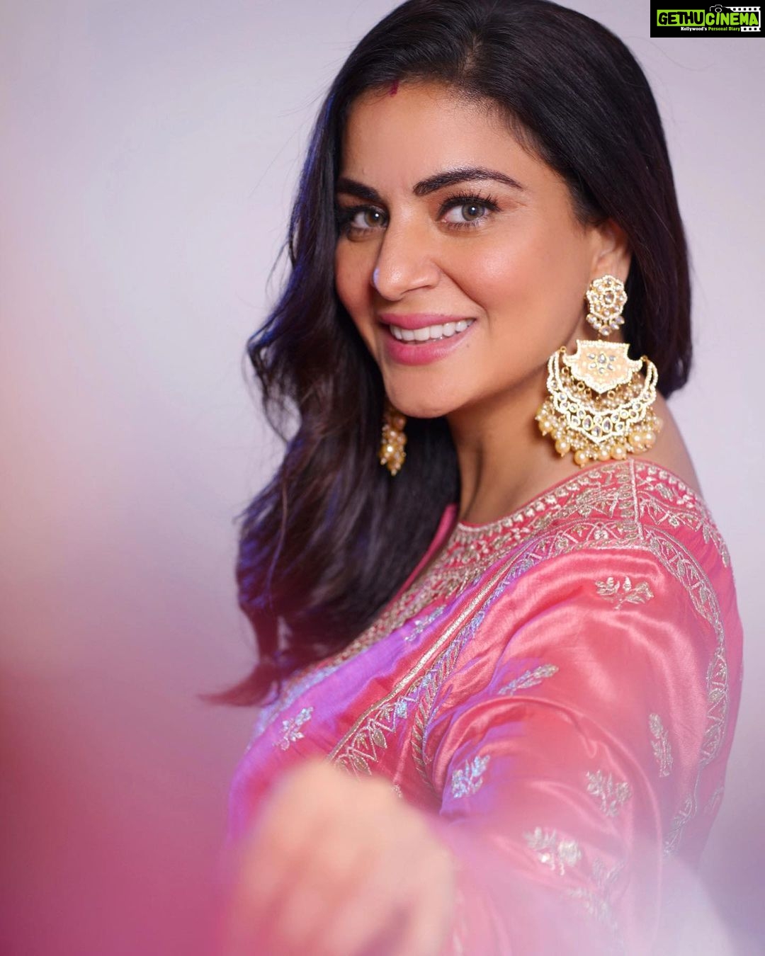 Shraddha Arya Instagram - 🌸 Wearing: @gopivaiddesigns Jewelry: @aquamarine_jewellery Photography: @abhay_r_kirti Managed by: @knackfortalent