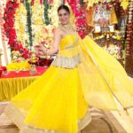 Shraddha Arya Instagram - Merged in the Festive Colors!! #GanpatiBappaMorya Styling : @nehaadhvikmahajan Outfit : @neerusindia Jewelry: @adan_creation_ Potli: @kmundhe4442