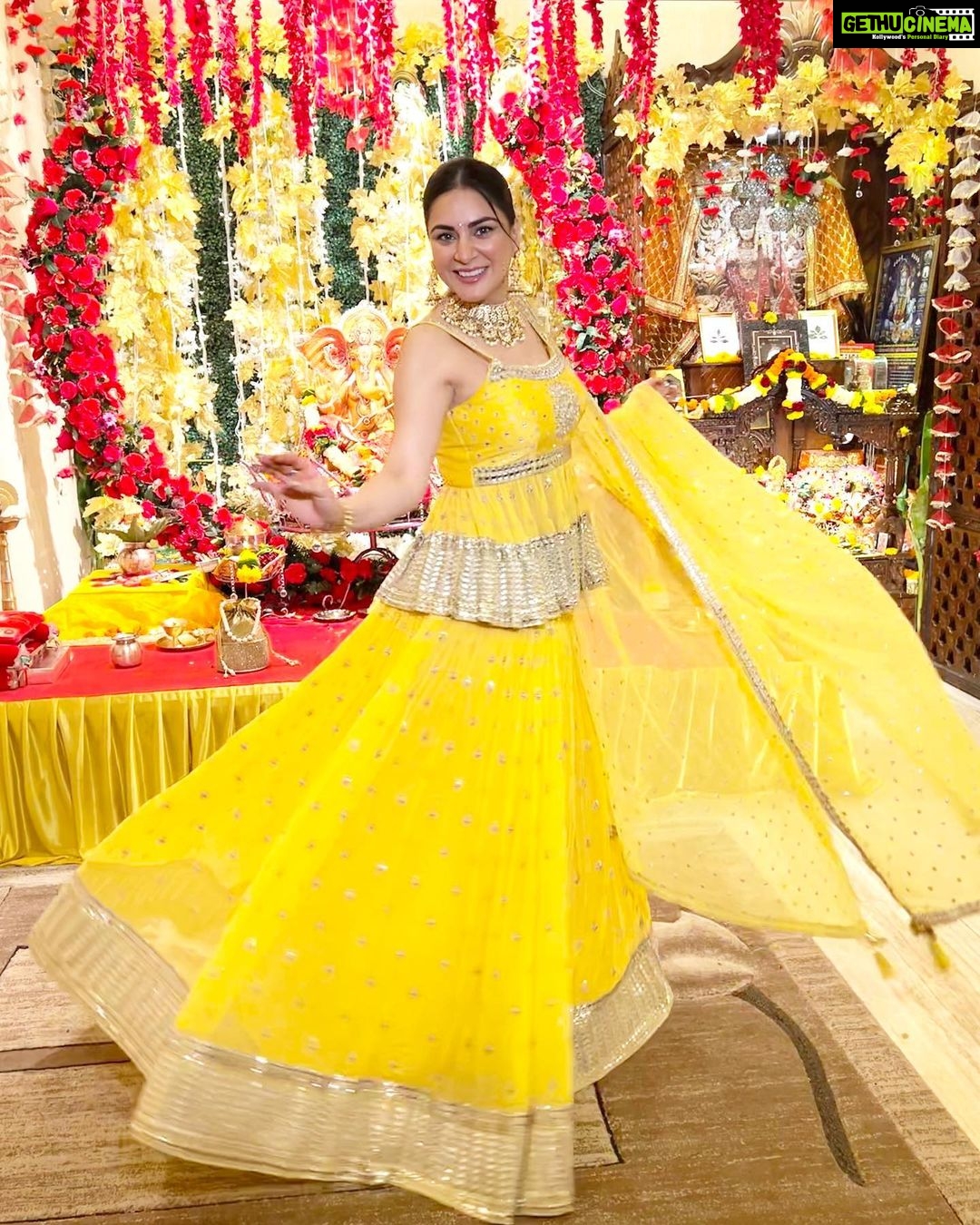 Shraddha Arya Instagram - Merged in the Festive Colors!! #GanpatiBappaMorya Styling : @nehaadhvikmahajan Outfit : @neerusindia Jewelry: @adan_creation_ Potli: @kmundhe4442