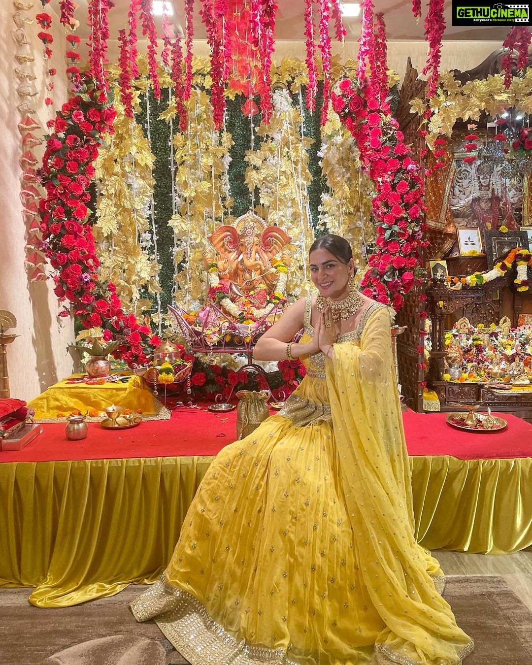 Shraddha Arya Instagram - Merged in the Festive Colors!! #GanpatiBappaMorya Styling : @nehaadhvikmahajan Outfit : @neerusindia Jewelry: @adan_creation_ Potli: @kmundhe4442