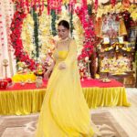 Shraddha Arya Instagram - Merged in the Festive Colors!! #GanpatiBappaMorya Styling : @nehaadhvikmahajan Outfit : @neerusindia Jewelry: @adan_creation_ Potli: @kmundhe4442