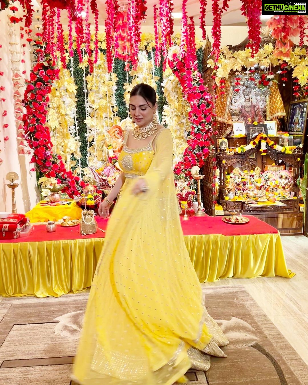 Shraddha Arya Instagram - Merged in the Festive Colors!! #GanpatiBappaMorya Styling : @nehaadhvikmahajan Outfit : @neerusindia Jewelry: @adan_creation_ Potli: @kmundhe4442