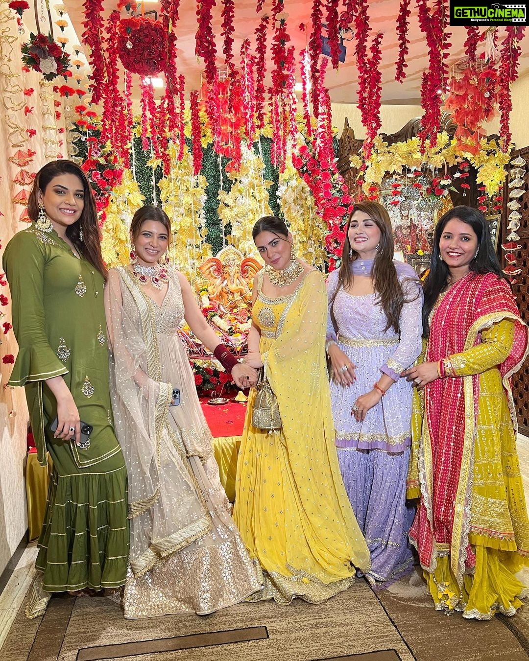 Shraddha Arya Instagram - Merged in the Festive Colors!! #GanpatiBappaMorya Styling : @nehaadhvikmahajan Outfit : @neerusindia Jewelry: @adan_creation_ Potli: @kmundhe4442