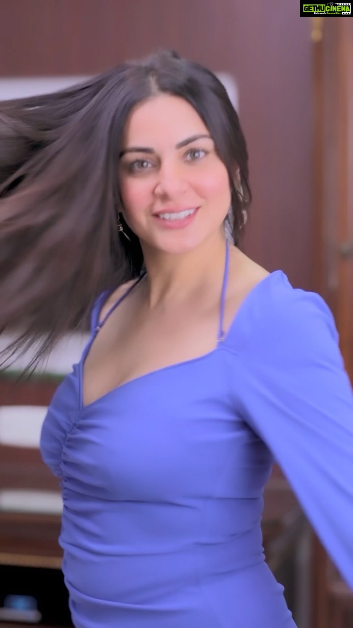 Shraddha Arya Instagram - OKAY.. So I Actually Did This To My Rough & Dry Hair & Loved Loved The Result!!!!! You Can Get a hair spa, frizz free, smooth and shiny hair, all at home in 5 mins!!!!! The secret is using the amazing Extraordinary Oil Smooth Haircare range by Loreal Paris. #5MinsSalonHair #ExOilSmooth #Collab #Real #RealReels @lorealparis @flipkart
