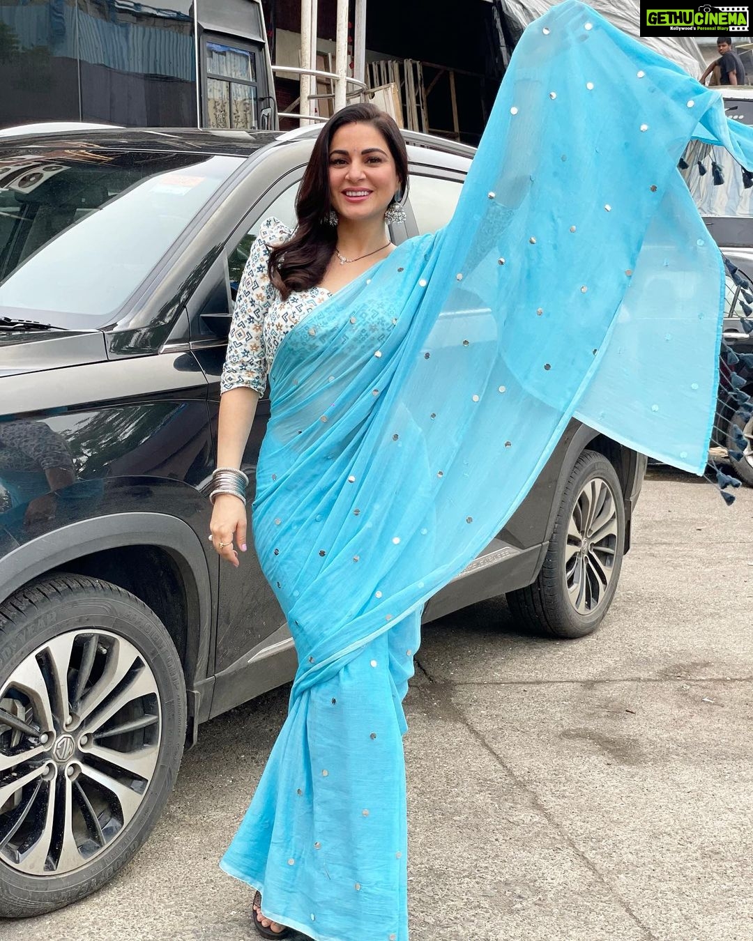 Shraddha Arya Instagram - Are you even wearing a Saree if you don’t fly the Pallu in the Air?! Lol #SomeStills #SareeJahanSeAcha 😂