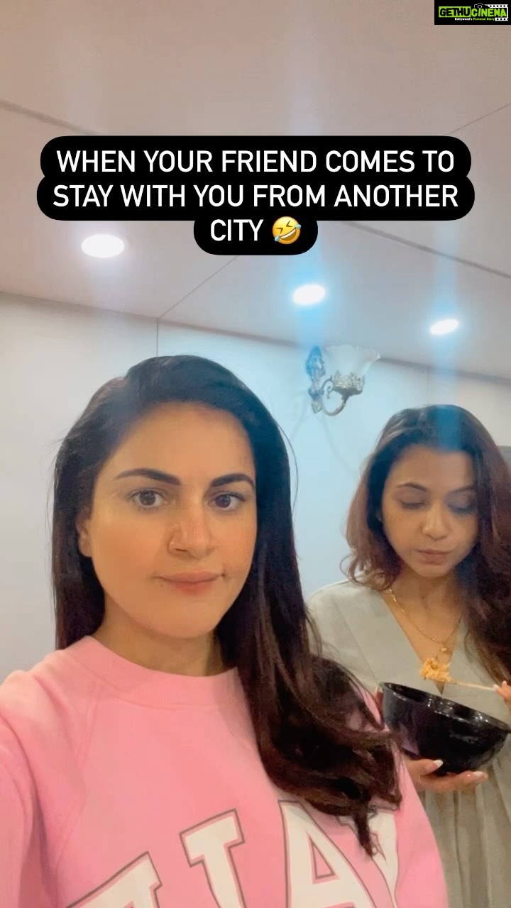 Shraddha Arya Instagram - 😂🤣 #KaamMeHaath to batana padega! #YeBabuRoaKaStyleHai