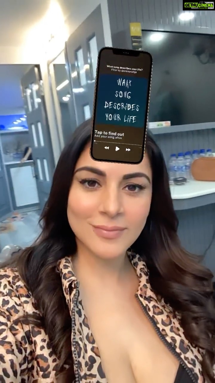 Shraddha Arya Instagram - Chaos Of My Life @nzoomfakih ! 🤪 #TrendingFilter #SongOfYourLife What’s The Song Of Your Life?