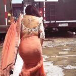 Shraddha Arya Instagram - How we walk in MUMBAI During Rains!!! 😂🤣 #Reels #FunnyReels #MonsoonReels #Saree #SareeReels #GremlinWalk #ShraddhaArya