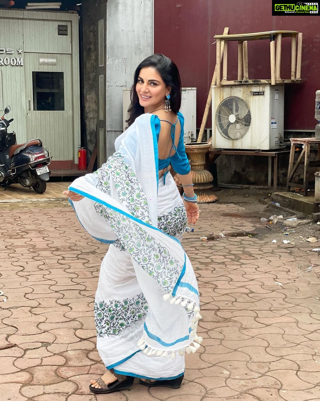 Shraddha Arya Instagram - Summer sum up! 🌧 🧿 #cottonSaree #saree #ShraddhaArya #KundaliBhagya