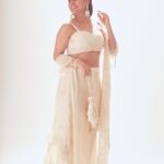Shraddha Arya Instagram – Anyone else obsessed with White? 

Style: @kmundhe4442 
Outfit: @asopalav 
Potli : @deebaco_official
Jewelry: @aquamarine_jewellery