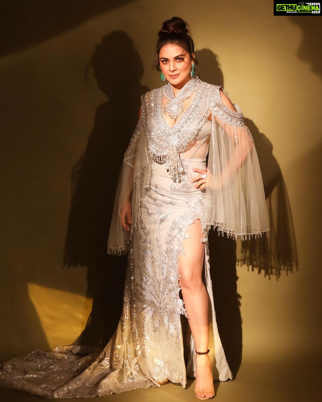Shraddha Arya Instagram - Style: @kmundhe4442 Outfit : @anjaleeandarjunkapoor Jwellery: @pohumaljeweller @viren.panjwani Makeup: @Makeupbyshaheenshaikh Hair : @hairstyle_abu.baba Photography : @sjframes