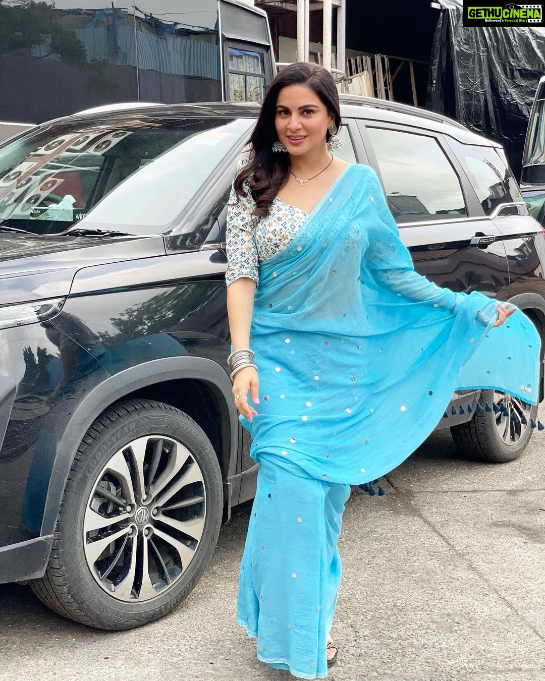 Shraddha Arya Instagram - Are you even wearing a Saree if you don’t fly the Pallu in the Air?! Lol #SomeStills #SareeJahanSeAcha 😂