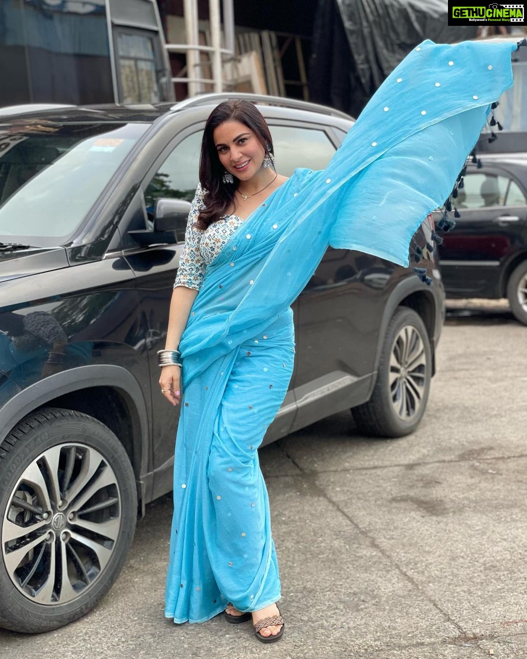 Shraddha Arya Instagram - Are you even wearing a Saree if you don’t fly the Pallu in the Air?! Lol #SomeStills #SareeJahanSeAcha 😂