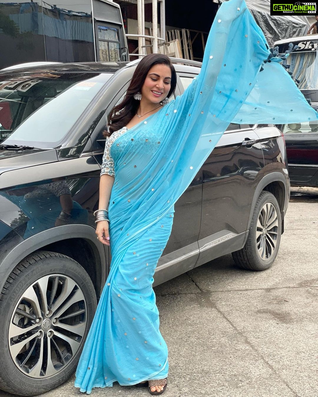 Shraddha Arya Instagram - Are you even wearing a Saree if you don’t fly the Pallu in the Air?! Lol #SomeStills #SareeJahanSeAcha 😂