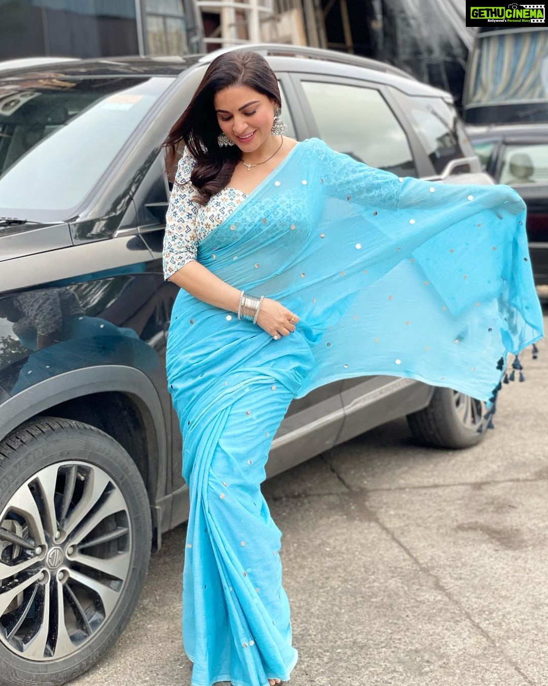 Shraddha Arya Instagram - Are you even wearing a Saree if you don’t fly the Pallu in the Air?! Lol #SomeStills #SareeJahanSeAcha 😂