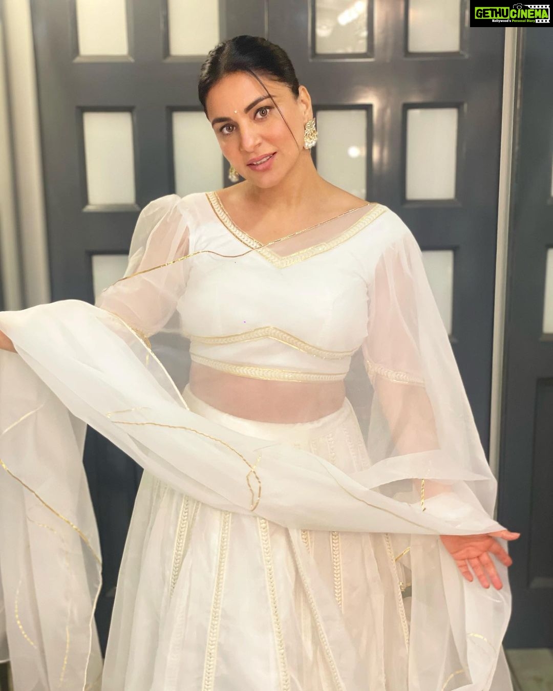 Shraddha Arya Instagram - Heart of Gold ;) ❤️ Outfit : @idaho_o Styling: @nehaadhvikmahajan 😘