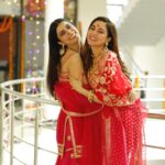 Shraddha Arya Instagram – When you Catch Your Blessing, Literally❤️!! Happy Birthday, Choti!! @aryadivya 
Thanks for being my Everything & More. Love you Heart-achingly Much! #4thFeb