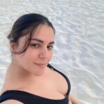 Shraddha Arya Instagram – Talk To The Sand! 🏖️ 🌊 

@sunsiyamirufushi @goinmyway_travels Sun Siyam Iru Fushi
