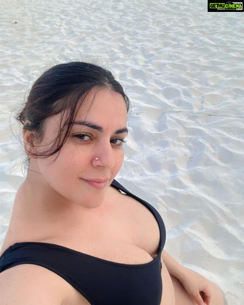 Shraddha Arya Instagram - Talk To The Sand! 🏖️ 🌊 @sunsiyamirufushi @goinmyway_travels Sun Siyam Iru Fushi