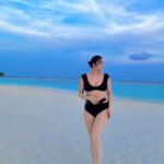 Shraddha Arya Instagram – Talk To The Sand! 🏖️ 🌊 

@sunsiyamirufushi @goinmyway_travels Sun Siyam Iru Fushi