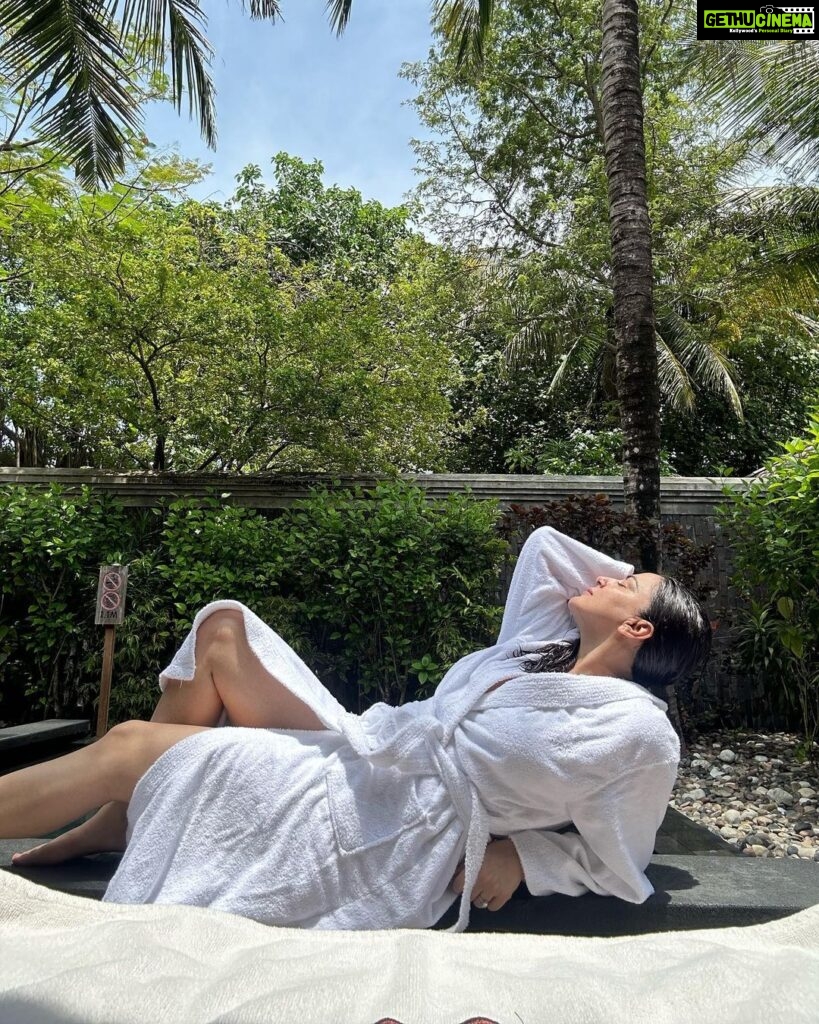 Shraddha Arya Instagram - A much needed break & vacay therapy ❤️ #Maldives @sunsiyamirufushi @goinmyway_travels Sun Siyam Iru Fushi