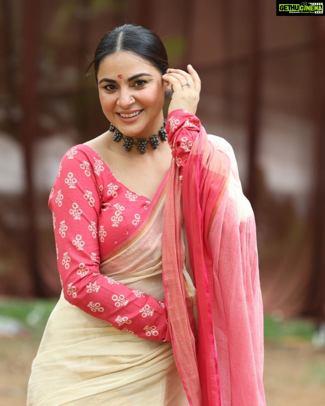 Shraddha Arya Instagram - Zindagi Aur Kuch bhi Nahi Meri KB kahani hai 🤣❤️ #KundaliBhagya #Preeta Picture: @pappu.gupta.549