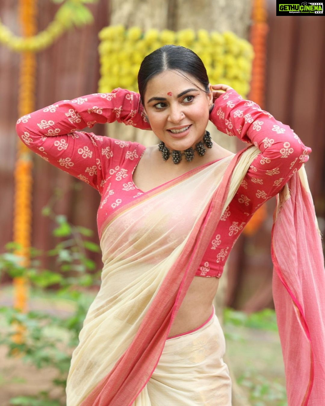 Shraddha Arya Instagram - Zindagi Aur Kuch bhi Nahi Meri KB kahani hai 🤣❤️ #KundaliBhagya #Preeta Picture: @pappu.gupta.549